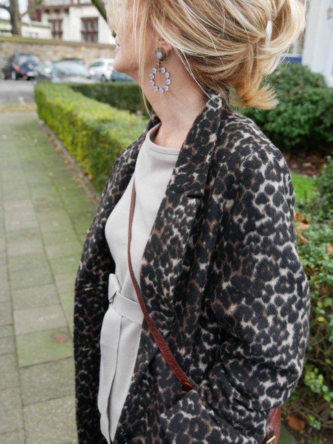 charismalook-camel-mit-leo-mode-ohrringe-beauty