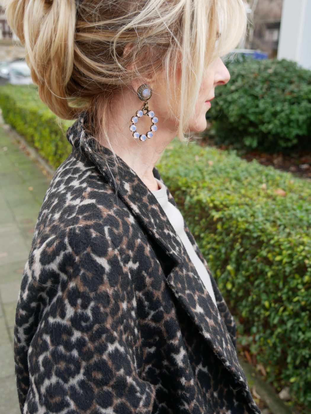 charismalook-camel-mit-leo-mode-ohrringe