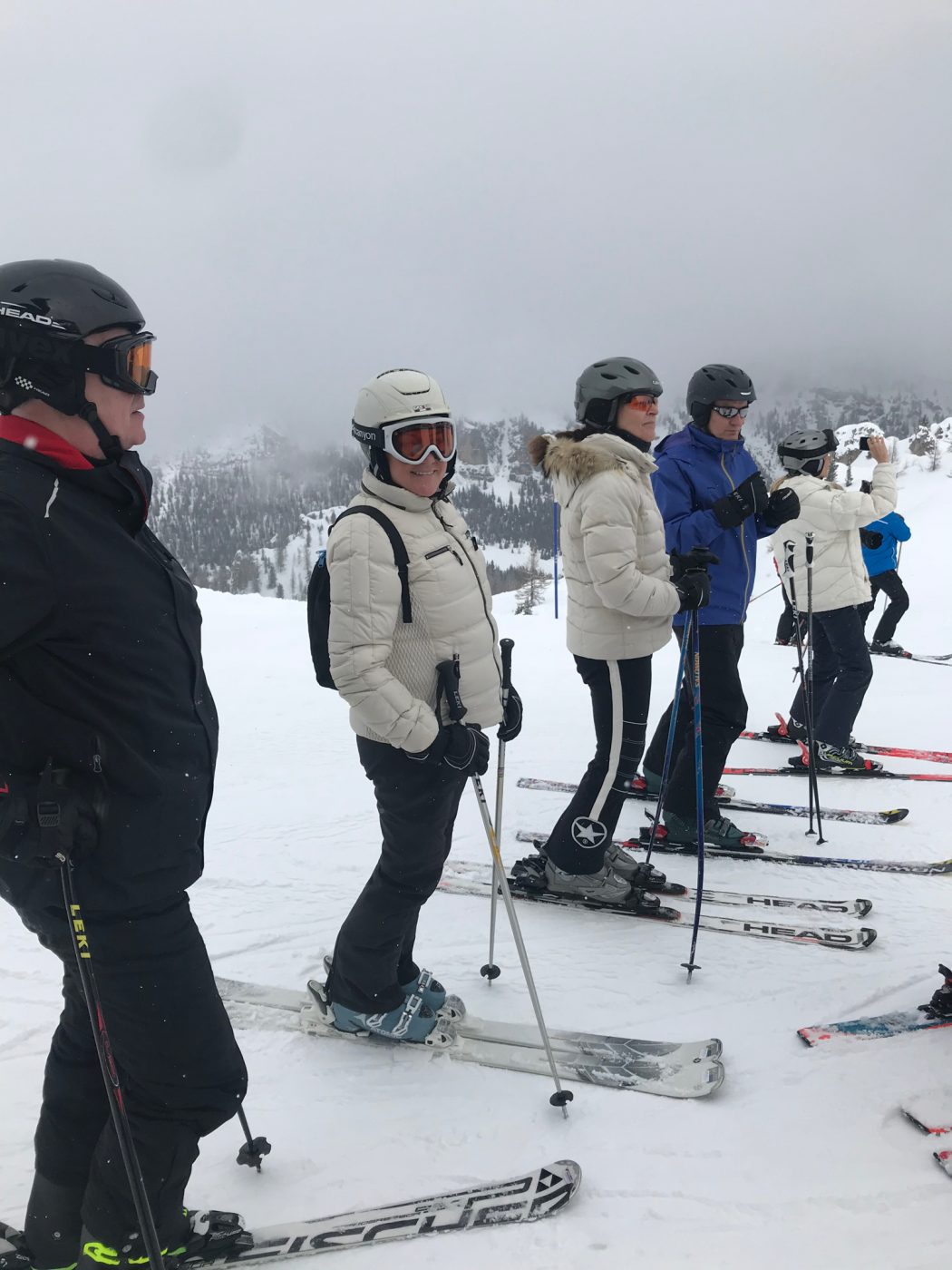 CharismaLook_Skitour_Skigruppe_Wolken_Berge_Skifahren