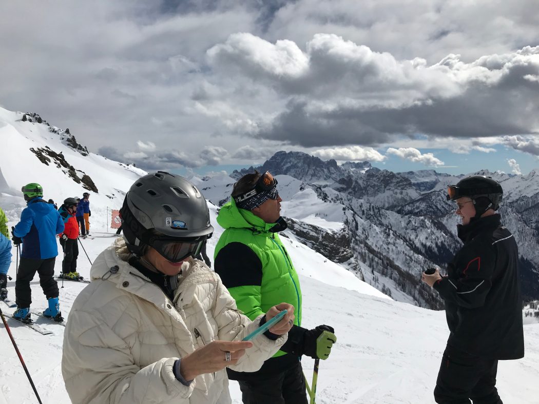 CharismaLook_Skigebiet_Dolomiten_Skifahrer_Skigruppe_Skitour_Berge_Skifahren