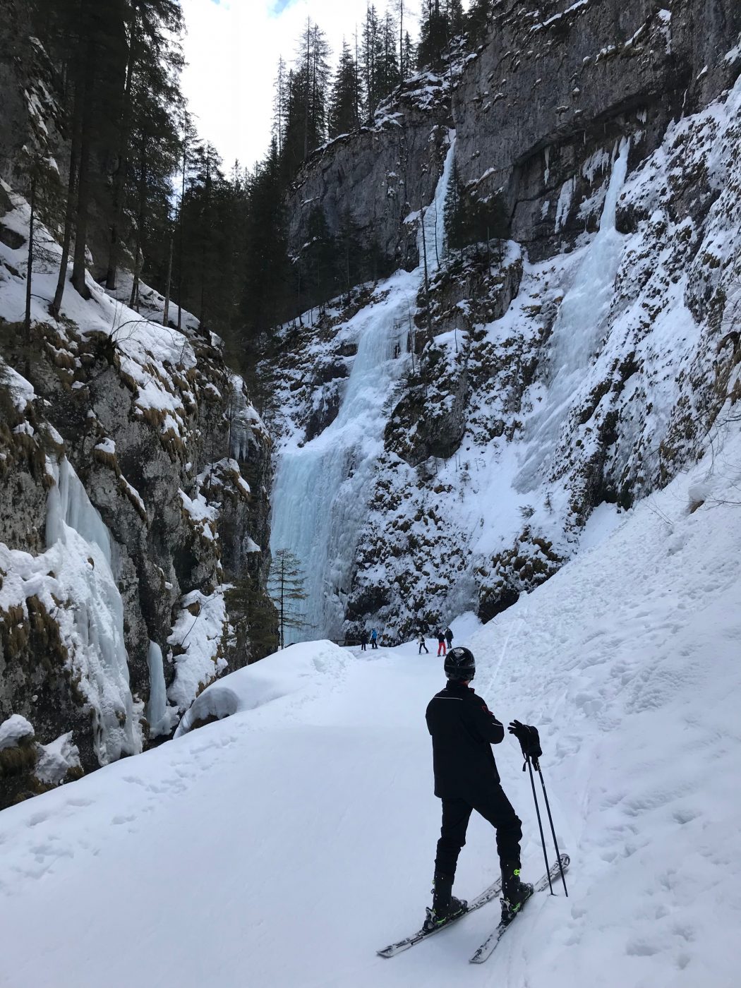 CharismaLook_Wasserfall_Schnee_Berge_Skifahrer_Skifahren_Skigruppe
