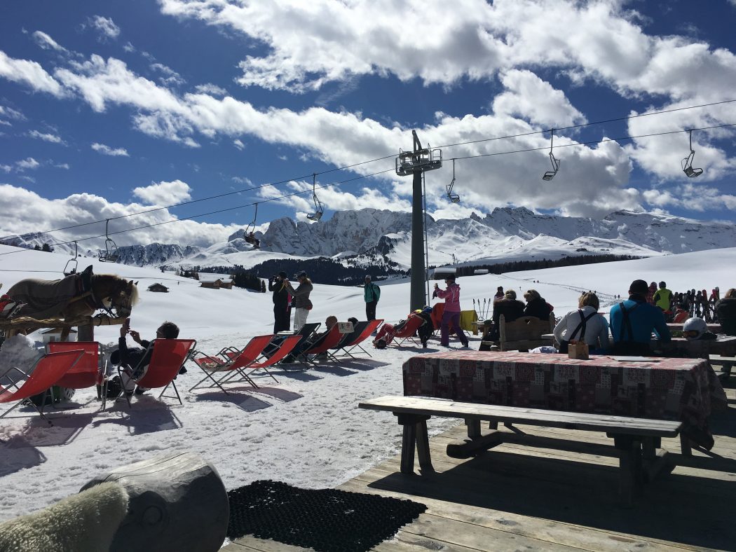 CharismaLook_Skirestaurant_Mittagspuse_Brettljause_Winterwandern_Winterurlaub_Auszeit_Sonnenschein_Skifahren