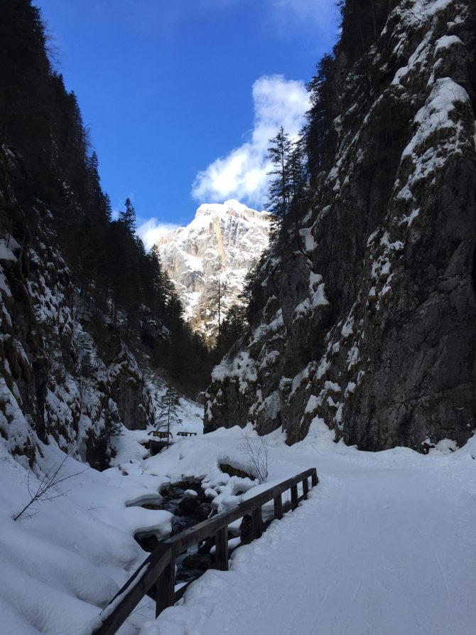 CharismaLook_Skifahren_Ski_Ziehweg_Schlucht_Sonnenschein_Bergbach