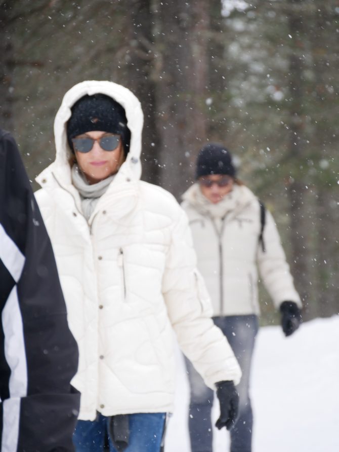 CharismaLook_Winterwald_Winterwandern_Spaziergänger_Tannen_Schnee_Winter_Skifahren