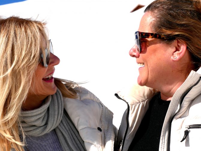 CharismaLook_Sonnenbrillen_Frauen_Freude_Lachen_Sonne_Schnee_Winterurlaub_Skifahren