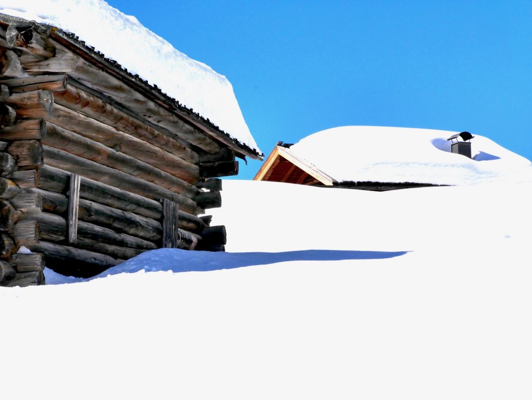 CharismaLook_Skifahren_Blauer_Himmel_Hütten_Berge_Winterurlaub_Winterwandern