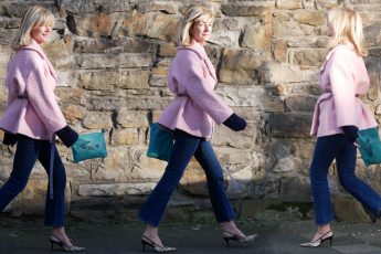 CharismaLook_Jeanslook_Ausstrahlung_Mode_Essentials_Jacke_Guertel-Tasche