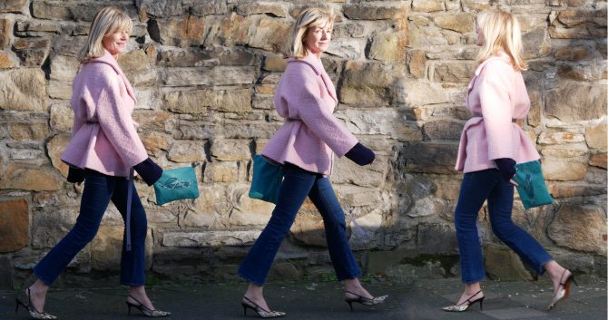 CharismaLook_Jeanslook_Ausstrahlung_Mode_Essentials_Jacke_Guertel-Tasche