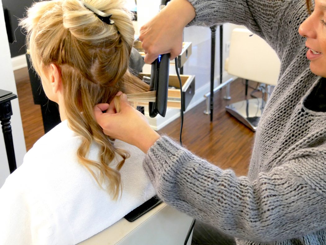 charismalook_glück_frau_frisur_friseursalon_friseurin_beachwaves_locken_glätteisen