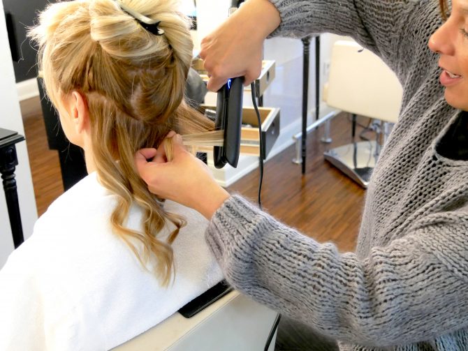charismalook_glück_frau_frisur_friseursalon_friseurin_beachwaves_locken_glätteisen