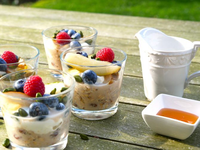 charismalook_glück_müsli_food_haferflocken_glas_birne_honig_milchkanne