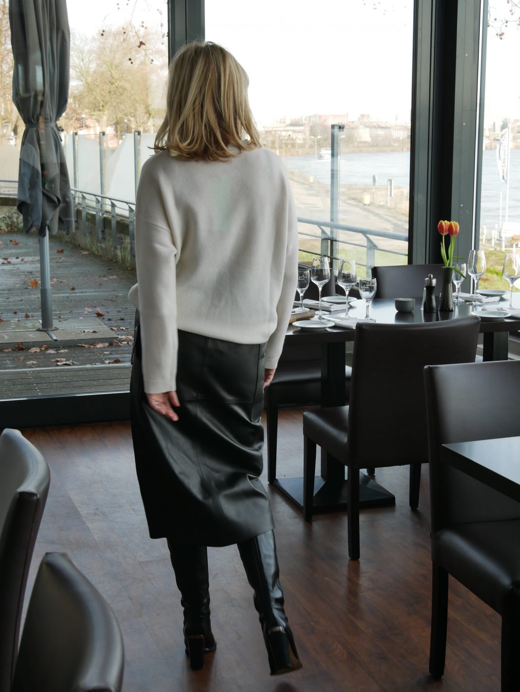 CharismaLook_Ausstrahlung_Lässig_Gehen_Lederrock_Lederstiefel_Weiß_Pullover_Blond