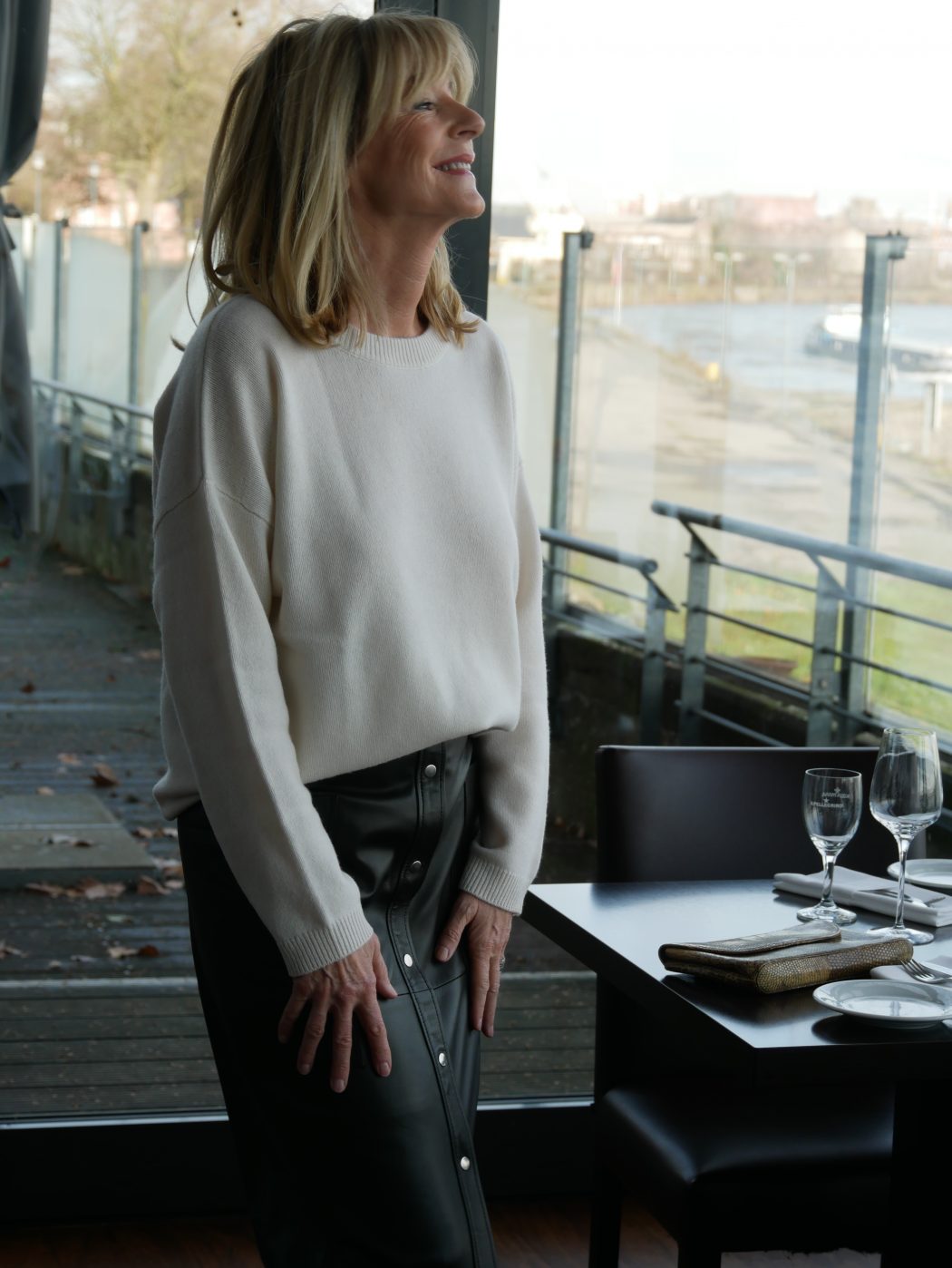 CharismaLook_Ausstrahlung_Lederrock_Lederstiefel_Schwarz_Weiß_Pullover_Cool