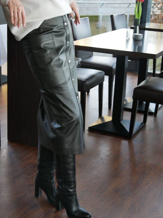 CharismaLook_Ausstrahlung_Lederrock_Nieten_Druckknöpfe_Midiläge_Schwarz_Weiß_Pullover