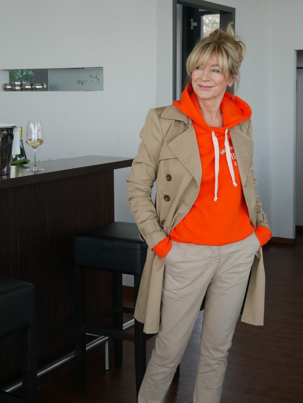 CharismaLook_Hoodie_Orange_Ausstrahlung_Mode_Beige_Look_Trench