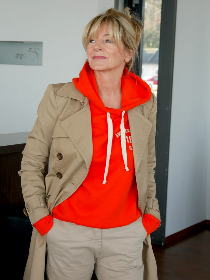 CharismaLook_Ausstrahlung_Mode_Hoodie_Orange_Knallfarbe_Trench_Beige_Klassik_Look
