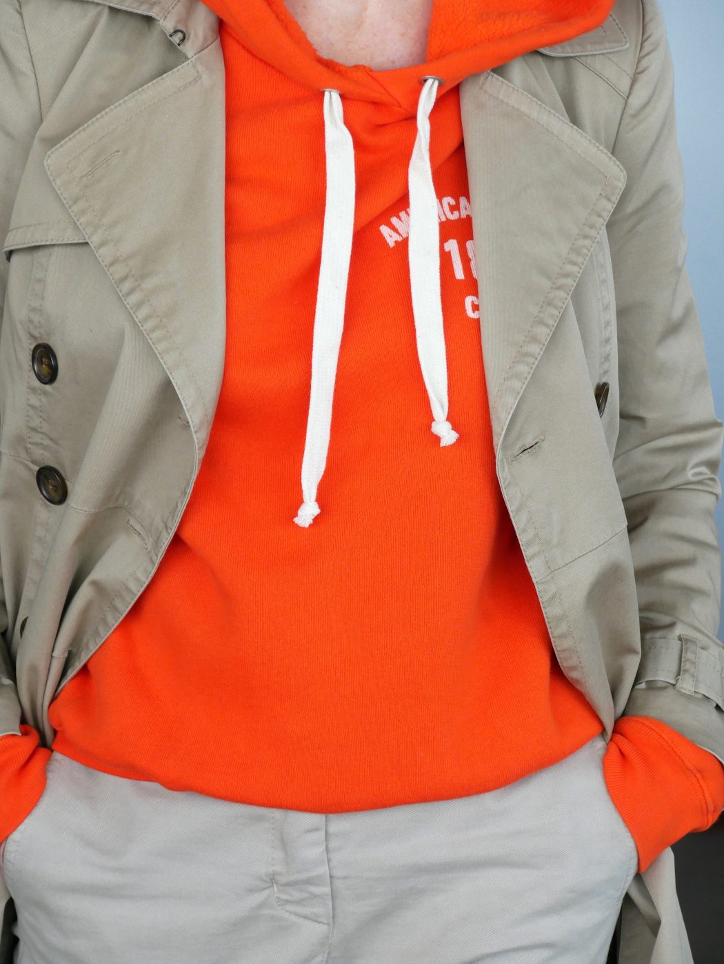 CharismaLook_Ausstrahlung_Mode_Lässig_Orange_Hoodie_Trench_Beige_Look