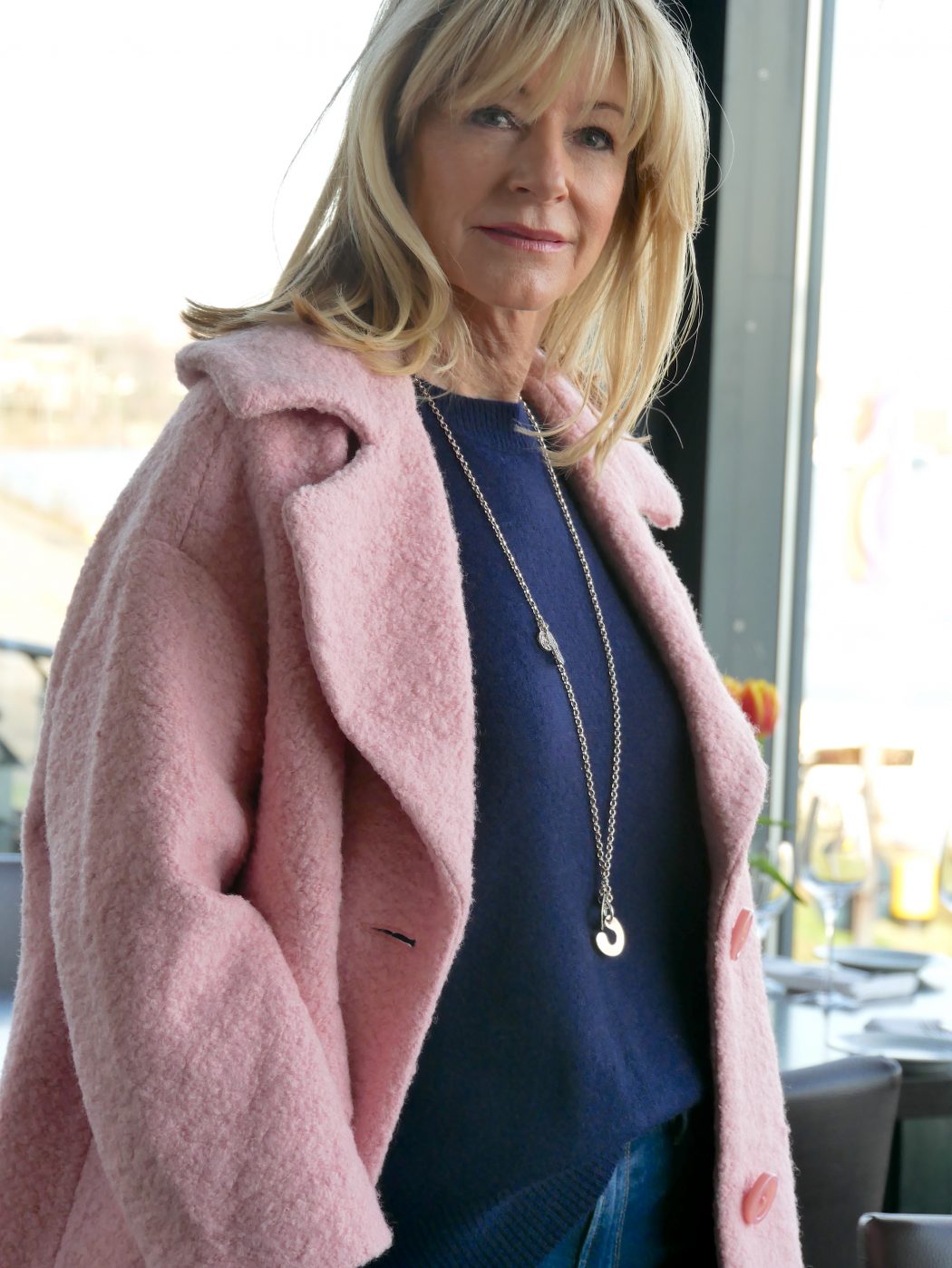 CharismaLook_Blau_Pullover_Rosa_Jacke_Mode_Look_Ausstrahlung_Blond_Pagenkopf