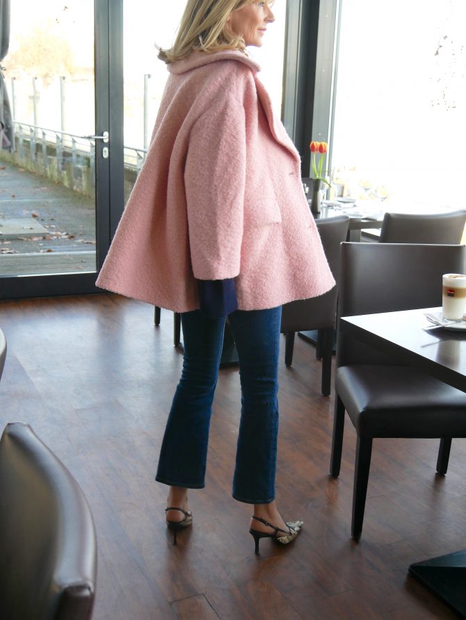 CharismaLook_Ausstrahlung_Rosa_Jacke_ALinie_Oversize_Blau_Jeans_Slingpumps