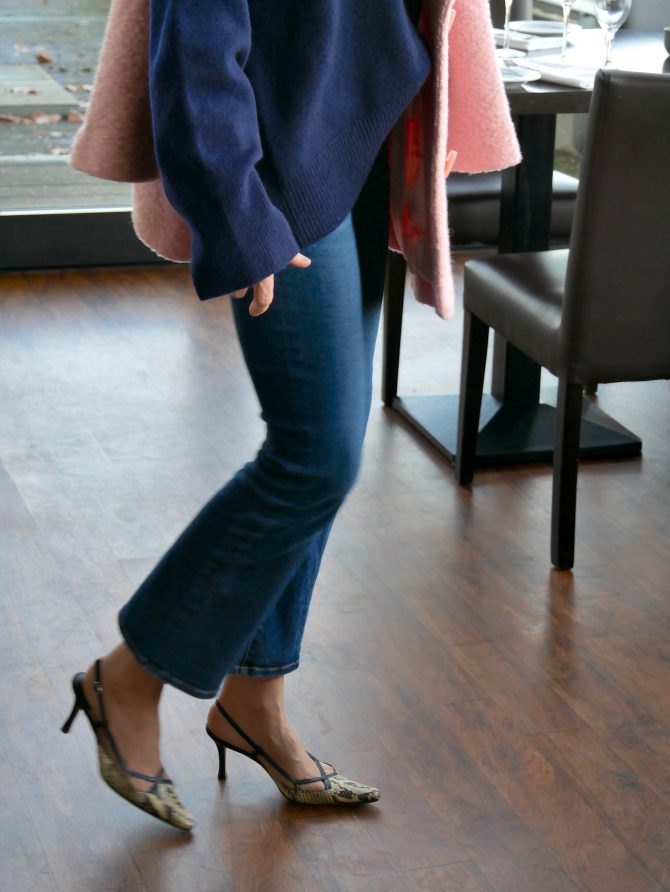 CharismaLook_Frau_in_Jeans_Slimlook_Slingpumps_Ausstrahlung_Blau_Jacke_Rosa_Oversize