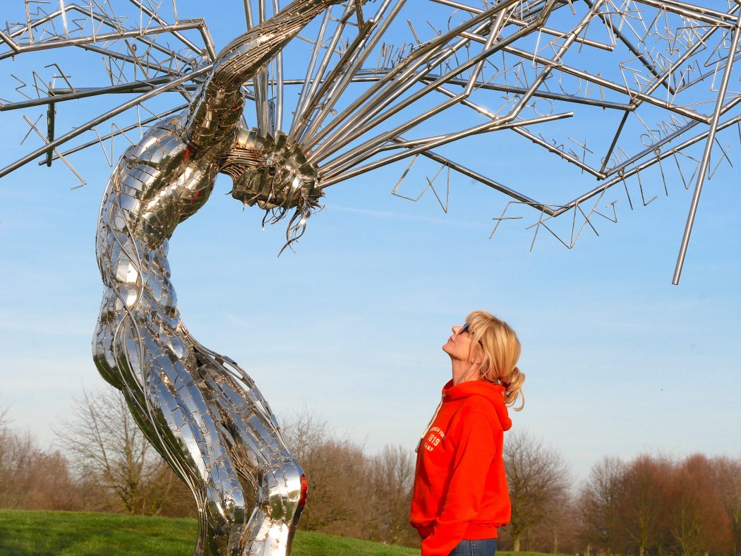 charismalook_glück_mode_orange_kunst_silber_blau_himmel