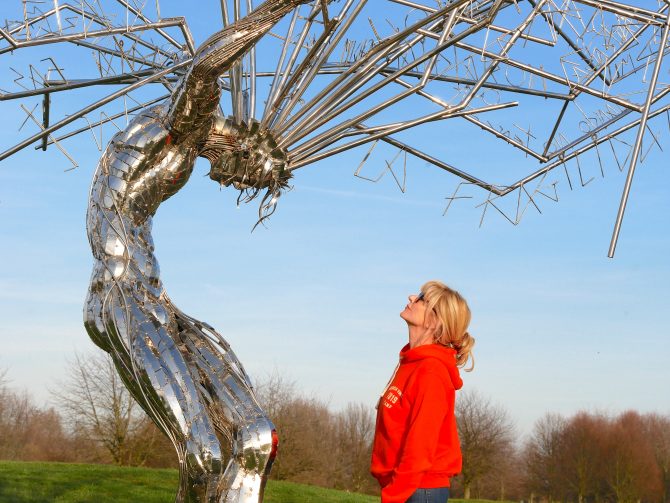 charismalook_glück_mode_orange_kunst_silber_blau_himmel