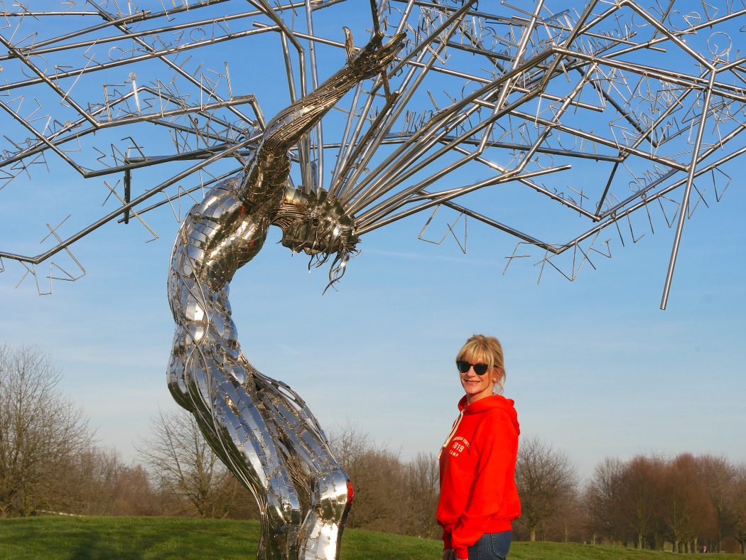 charismalook_glück_mode_kunst_silber_orange_blau_himmel