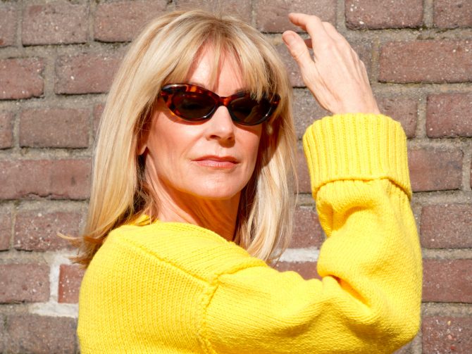 charismalook_glück_mode_gelb_pulli_sonnenbrille_frau_blond