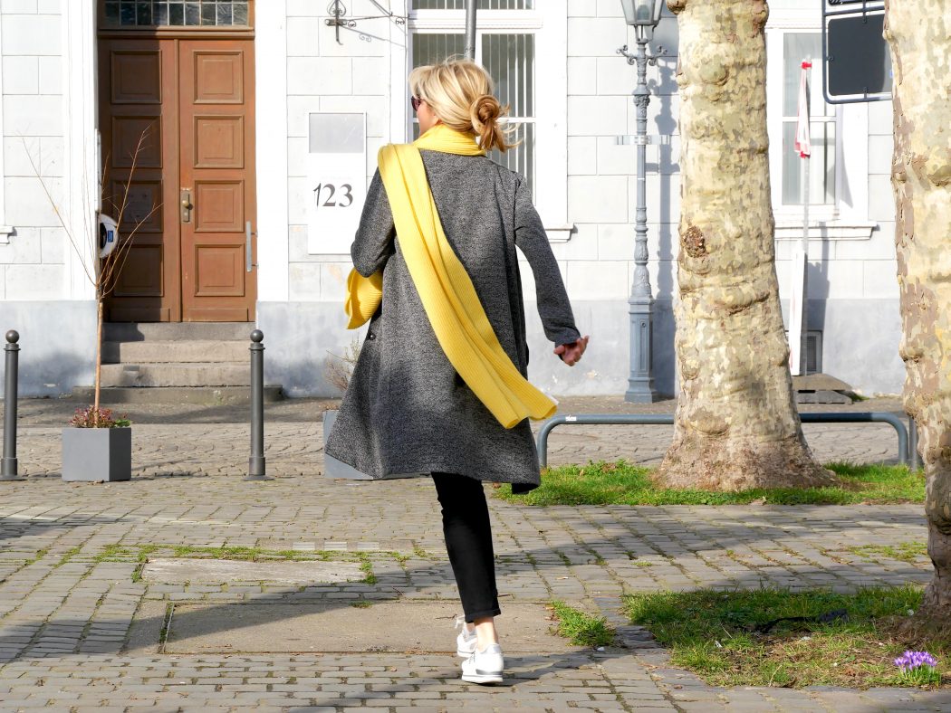 charismalook_glück_frau_mode_jeans_schwarz_gelb_schal_turnschuhe