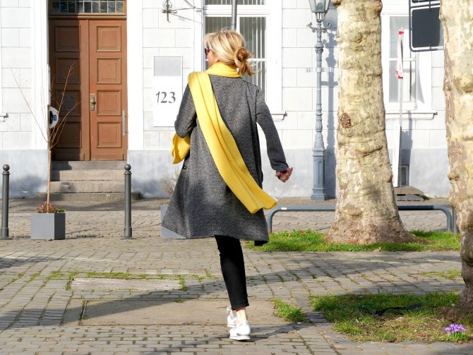 charismalook_glück_frau_mode_jeans_schwarz_gelb_schal_turnschuhe