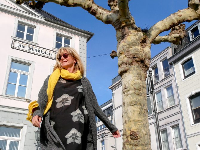 charismalook_glück_schwarz_weiß_gelb_mode_schal_stadt