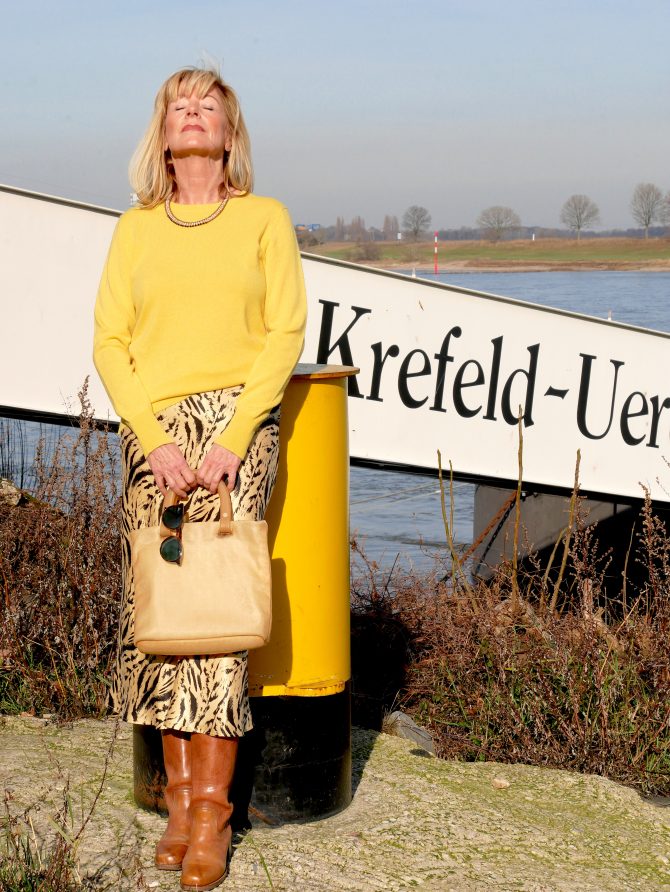 charismalook_glück_sonne_frau_blond_gelb_mode_rock_pulli_stiefel