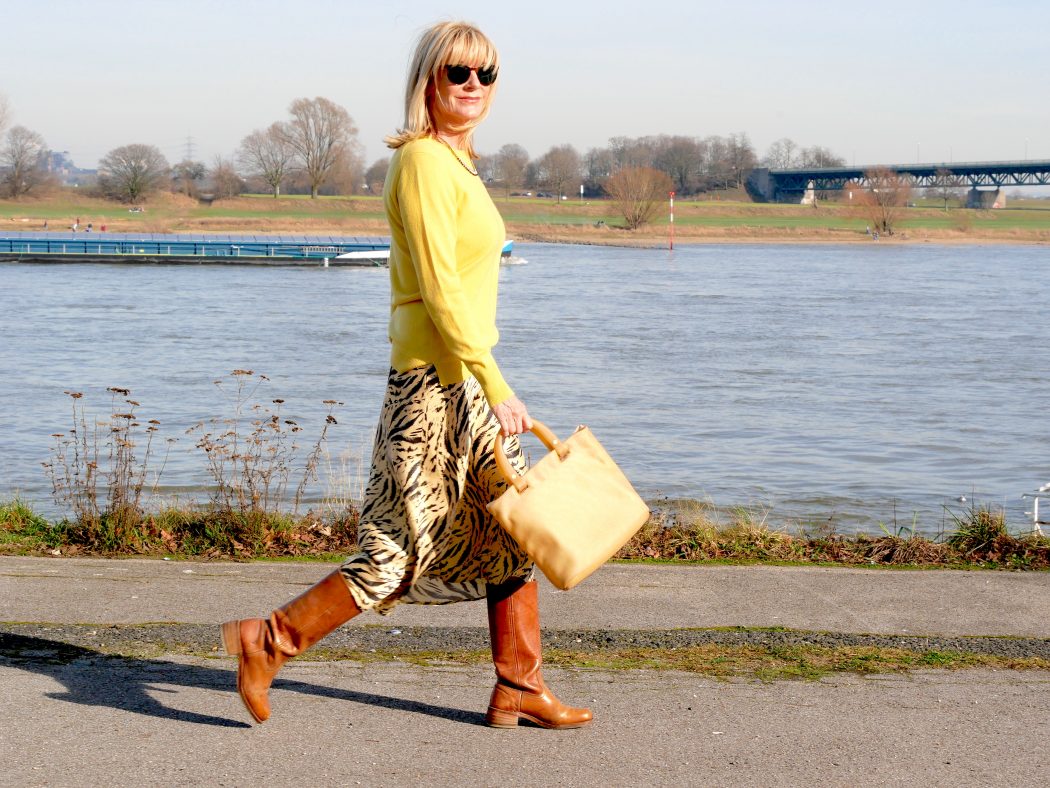 charismalook_glück_midirock_leolook_tasche_gelb_stiefel_sonnenbrille_pagenkopf_frisur