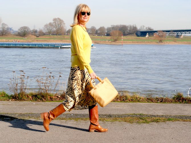 charismalook_glück_midirock_leolook_tasche_gelb_stiefel_sonnenbrille_pagenkopf_frisur