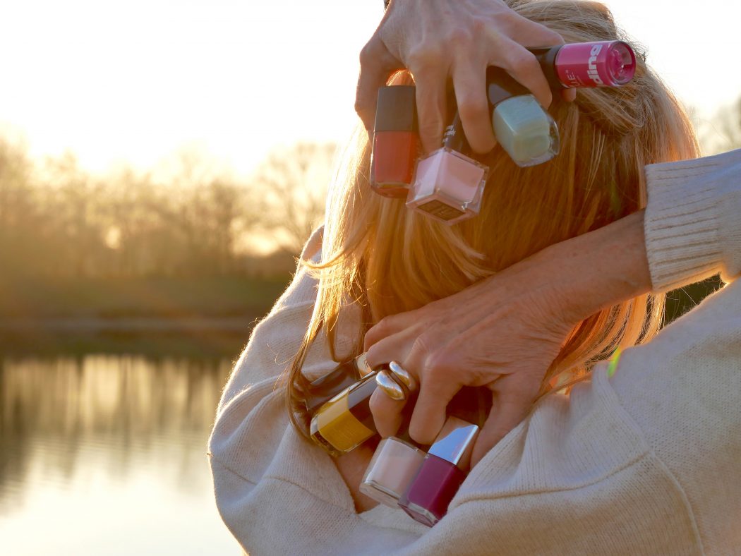 charismalook_sonne_see_hände_haare_glück_nagellack_bunt
