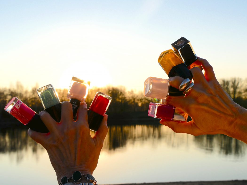 charismalook_sonne_see_glück_hände_nagellack_farben_bunt