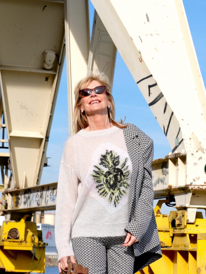 charismalook_muster_mode_farben_sonnenbrille_lachen