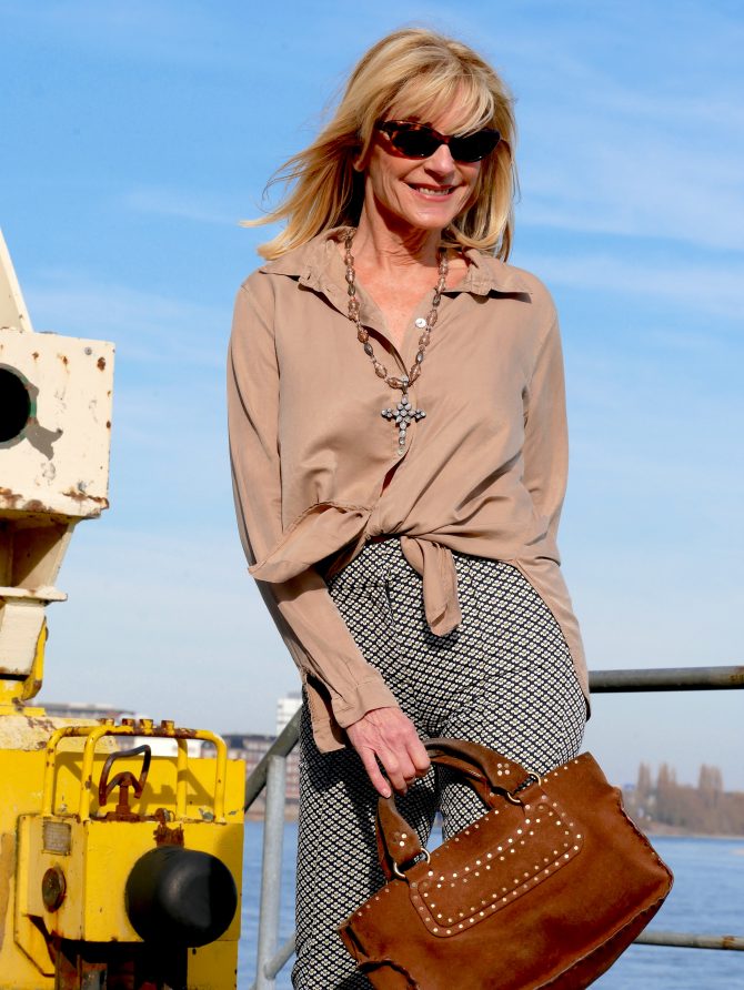 charismalook_farben_braun_seidenbluse_muster_mode