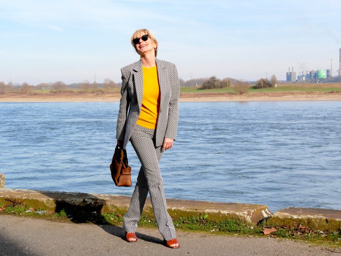 charismalook_farben_mode_frühling_muster_anzug_sandalen