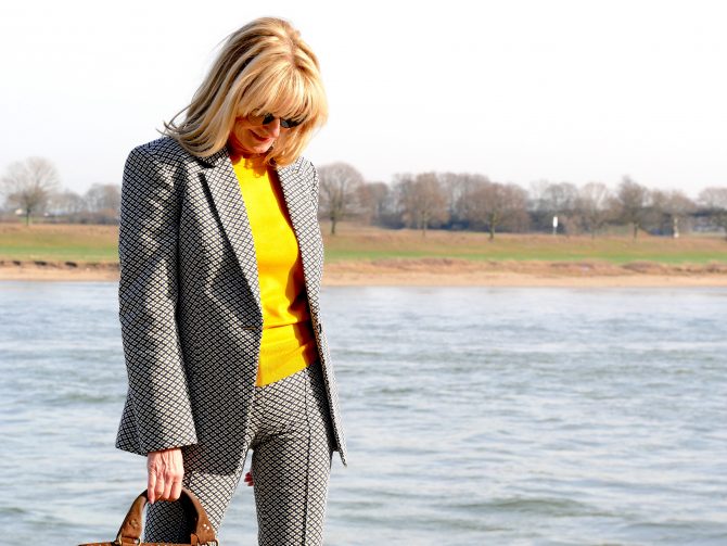 charismalook_farben_gelb_pulli_muster_anzug-blond