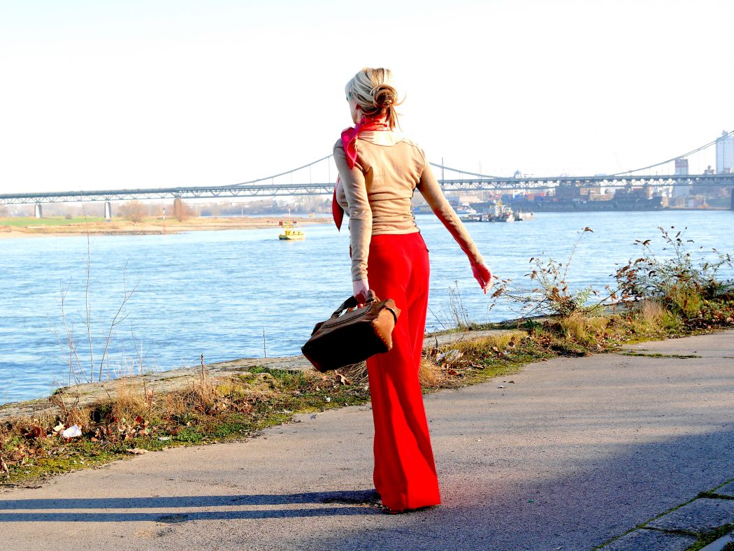 charismalook_farben_muster_rot_hose_camel_pulli