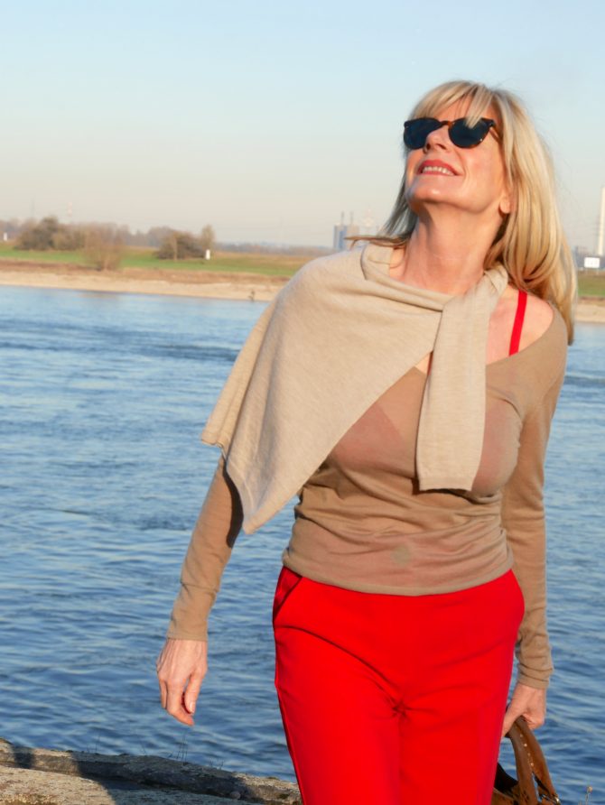 charismalook_farben_muster_mode_rot_hose_camel_pullover