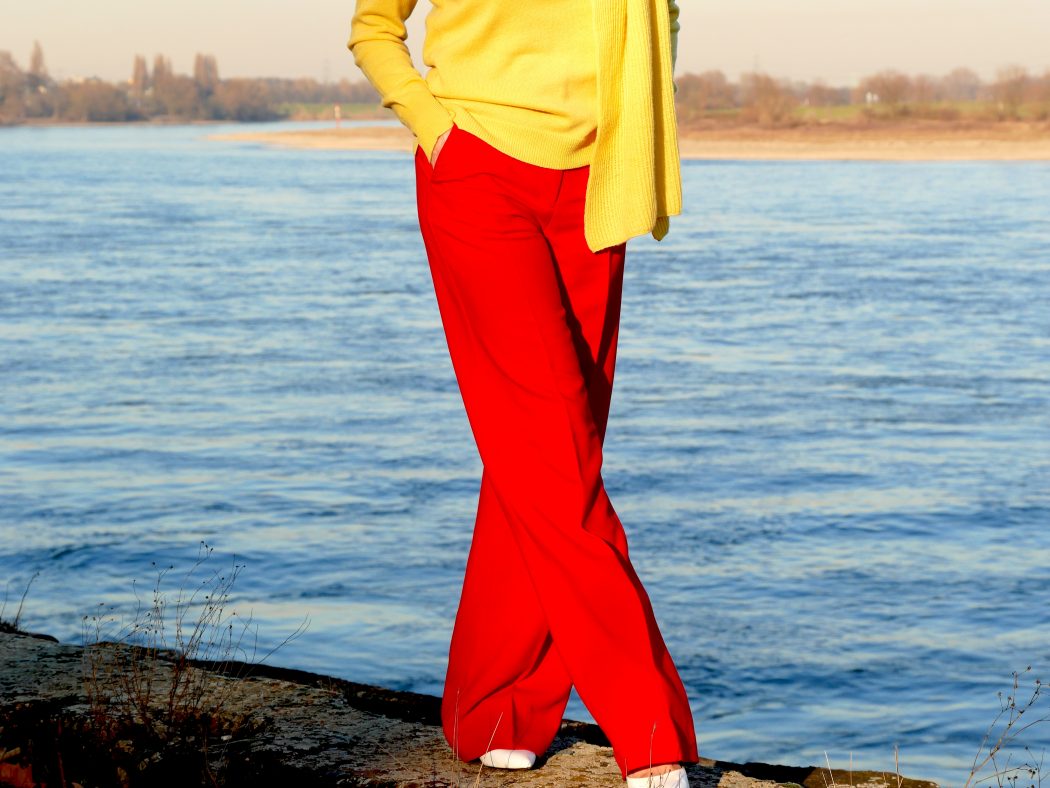 charismalook_farben_muster_mode_rot_hose_gelb_pullover_schal