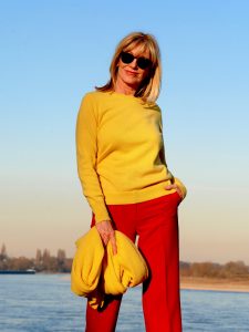 charismalook_farben_muster_mode_gelb_pullover_schal_rot_hose