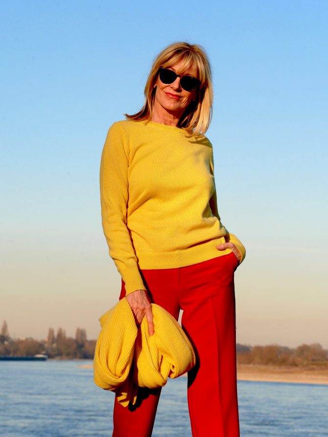 charismalook_farben_muster_mode_gelb_pullover_schal_rot_hose