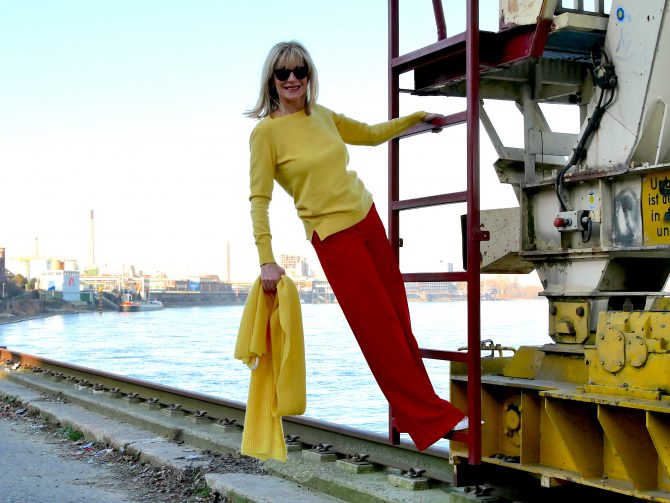 charismalook_farben_muster_mode_gelb_pullover_schal_rot_hose