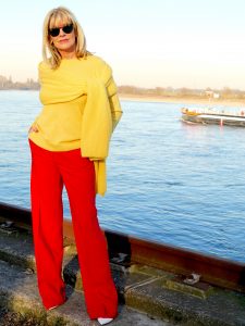 charismalook_mode_farben_muster_gelb_pullover_schal_rot_hose