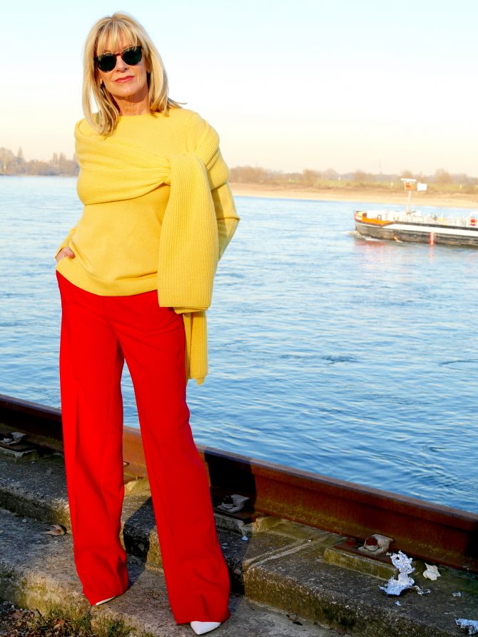 charismalook_farben_muster_mode_rot_hose_gelb_pullover
