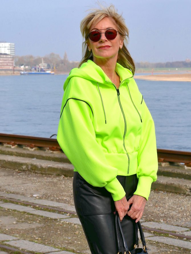 charismalook_neon_farben_hoodie_lederhose_sonnenbrille