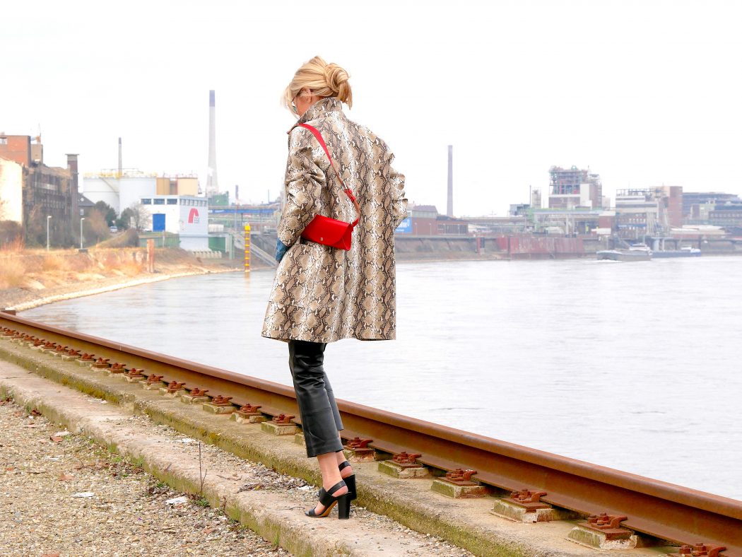 charismalook_farben_muster_mode_ledermantel_lederhose_rot_tasche